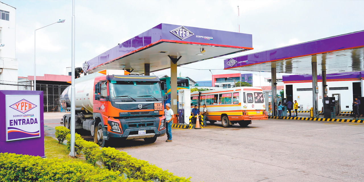 Comercialización de combustibles en una estación de servicio. Fotos: YPFB