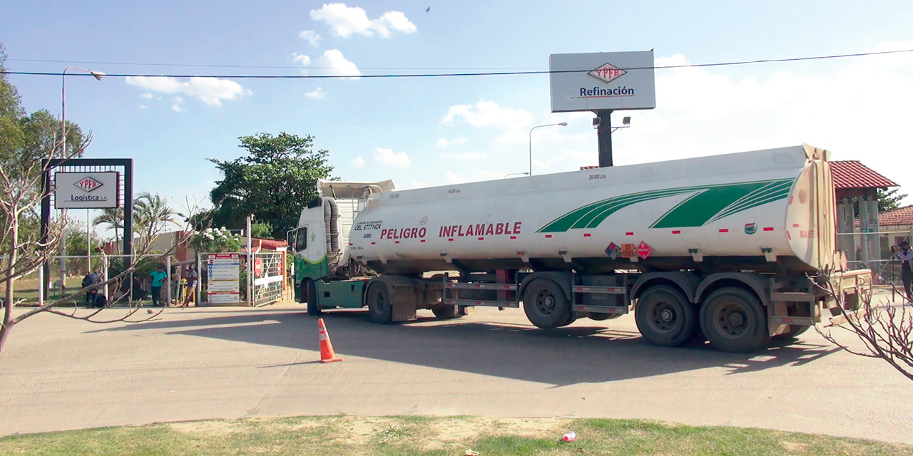 Un camión cisterna transporta combustible. Foto: YPFB