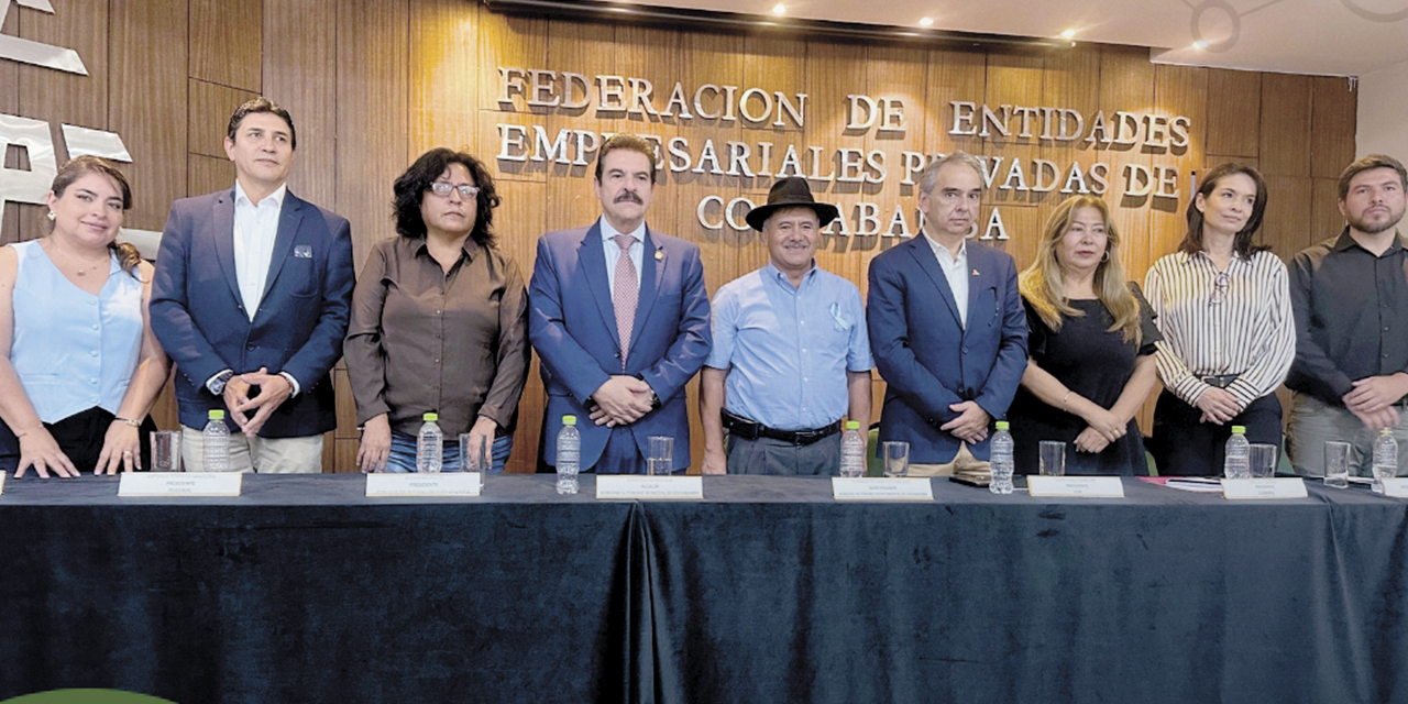 Los representantes de los sectores que presentaron la iniciativa.