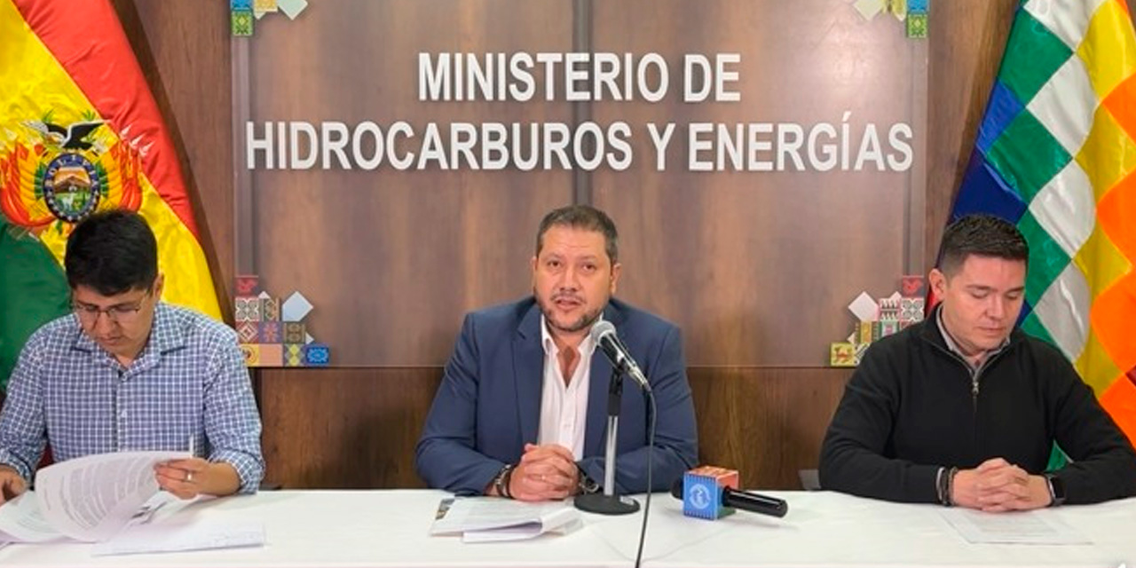 El ministro Alejandro Gallardo (c) con Germán Jiménez, de la ANH, y Joel Callaú, de YPFB. Foto:  MInisterio de hidrocarburos