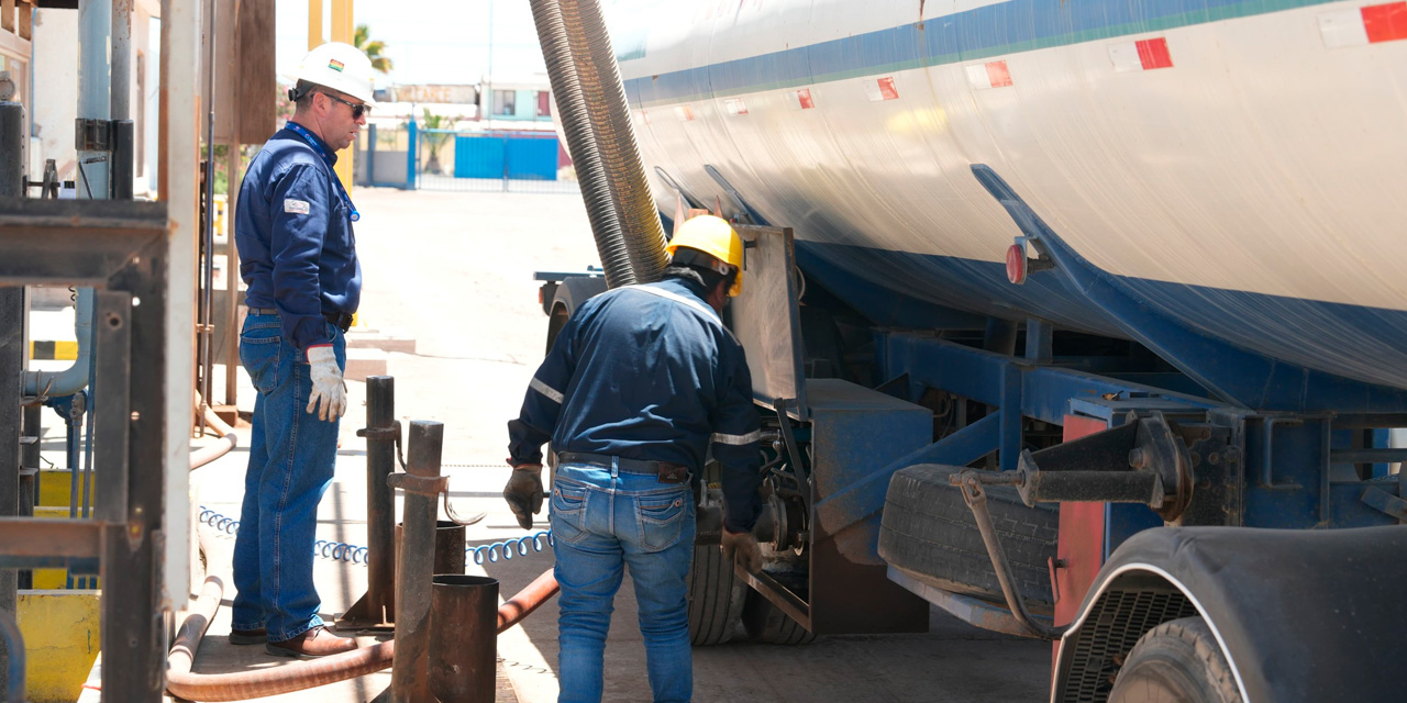 Personal operativo de YPFB inició la descarga de aproximadamente 125.796 barriles (Bbl) de gasolina en la terminal marítima Sica Sica, Chile. Foto: YPFB