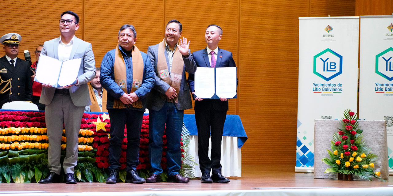 El presidente Luis Arce, junto al vicepresidente David Choquehuanca, además de autoridades del Estado y representantes de la empresa china, luego de la firma del convenio en la Casa Grande del Pueblo. Fotos: Jorge Mamani