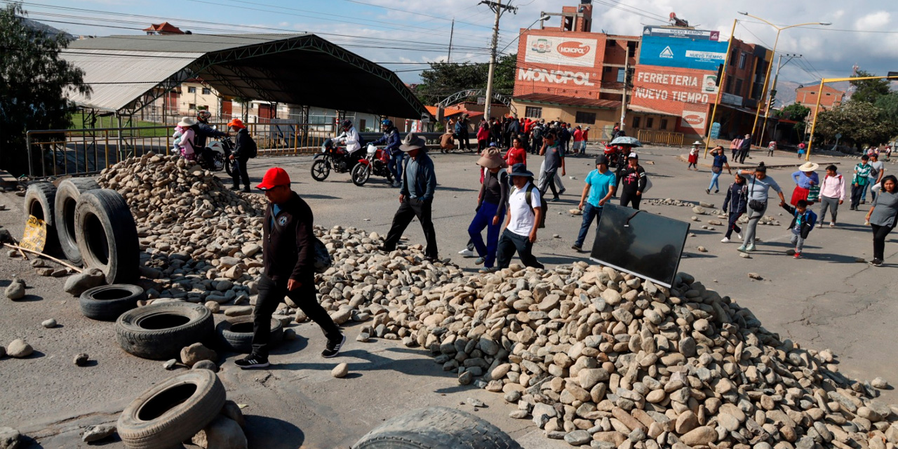 Una carretera bloqueada con piedras y llantas. Foto: Archivo