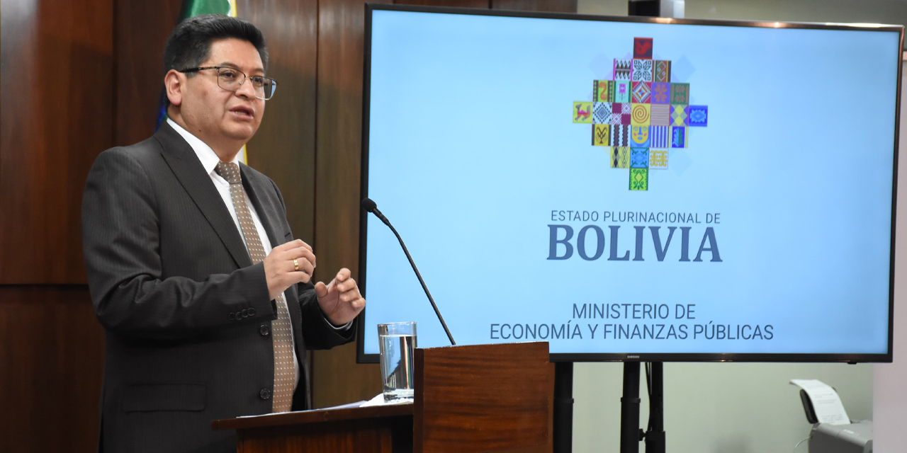 El ministro de Economía, Marcelo Montenegro, en conferencia de prensa. Foto: Jorge Mamani.