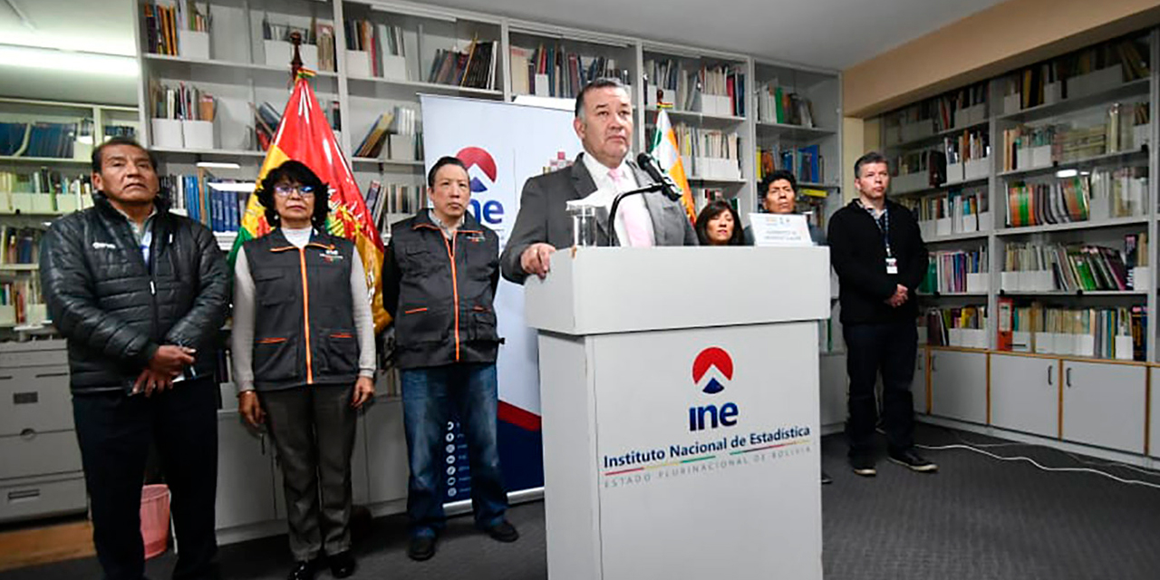 El director del INE, Humberto Arandia, en conferencia de prensa. Foto: Jorge Mamani