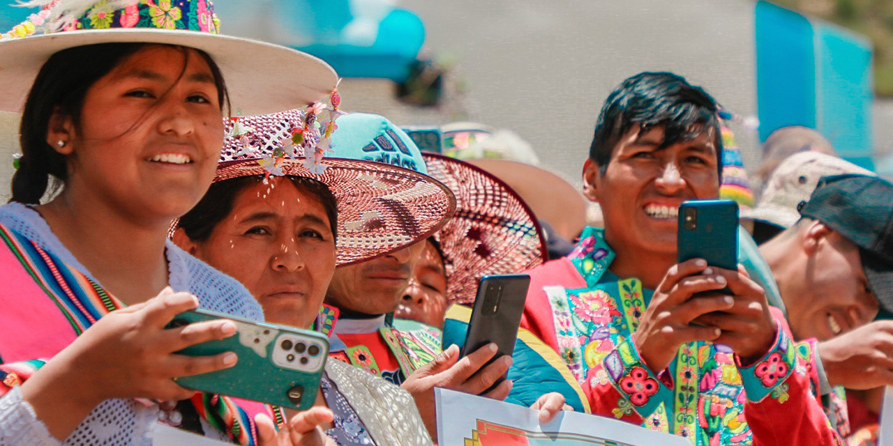 Habitantes de Potosí con acceso a telefonía móvil. Foto: ENTEL