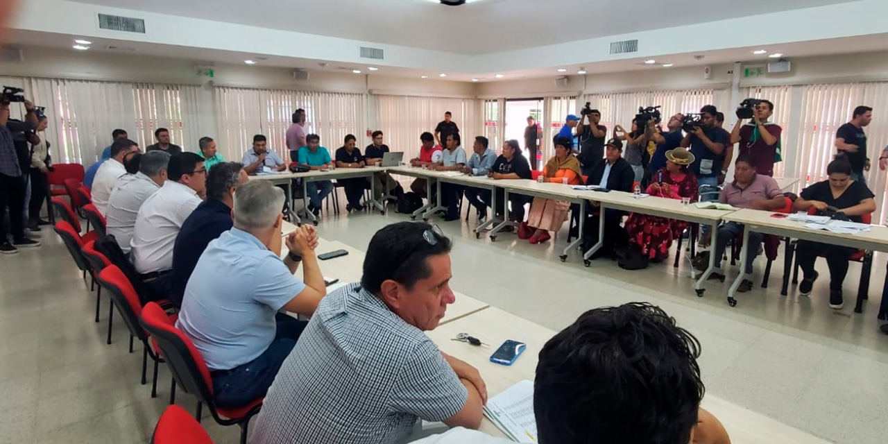 Reunión entre el Gobierno, comercializadores y ganaderos en Santa Cruz. Foto: MDRYT