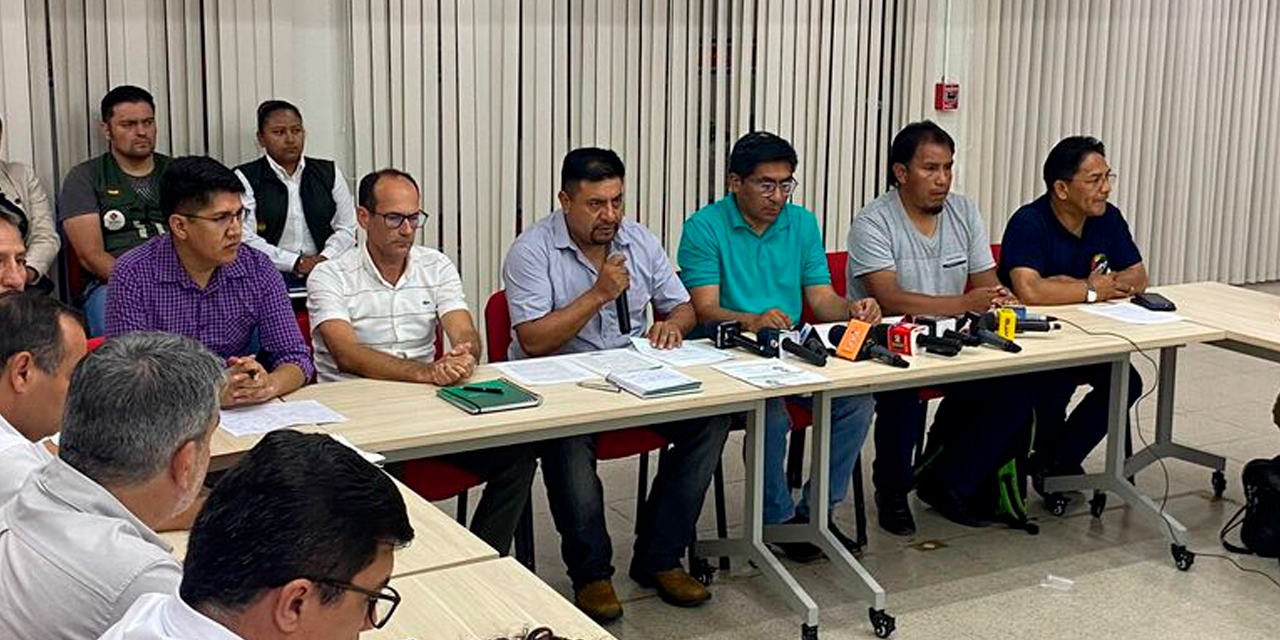 Las autoridades del Gobierno nacional, ganaderos, exportadores y comercializadores de carne durante la conferencia de prensa. Foto: MDRyT