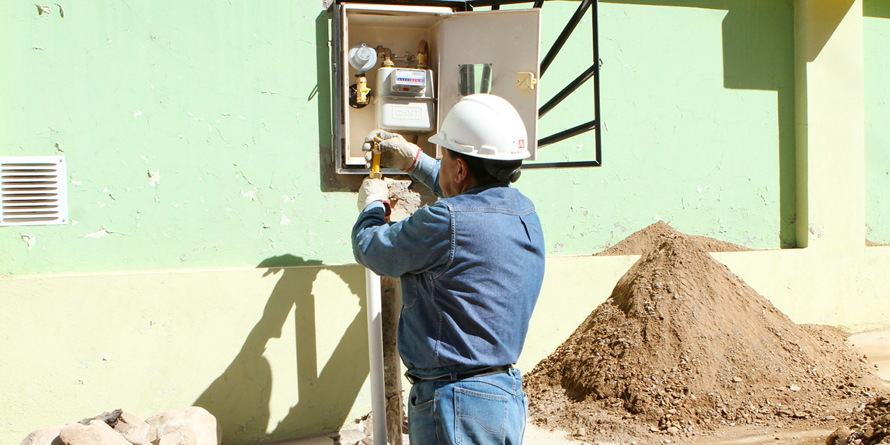 Un trabajador instala una red de gas domiciliario. Foto: YPFB