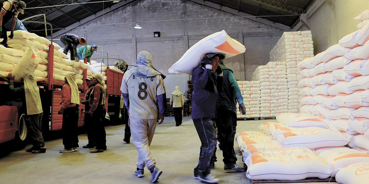 Parte de la entrega de bolsas de harina. 