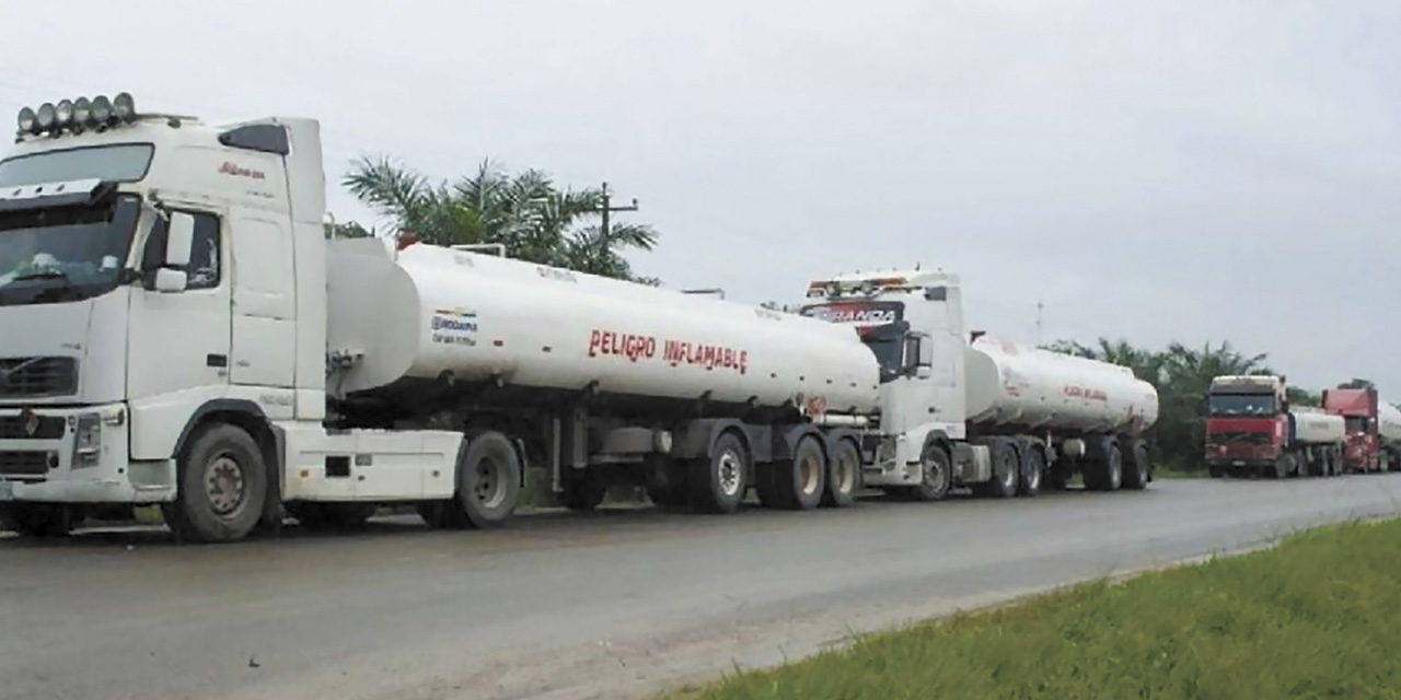 Camiones cisterna transportan combustibles. | Foto: RRSS