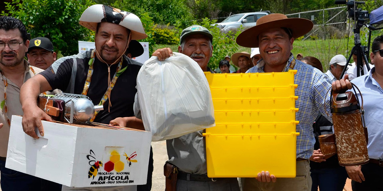 El ministro Flores (der.) y los representantes de los beneficiarios. Foto: MDRyT