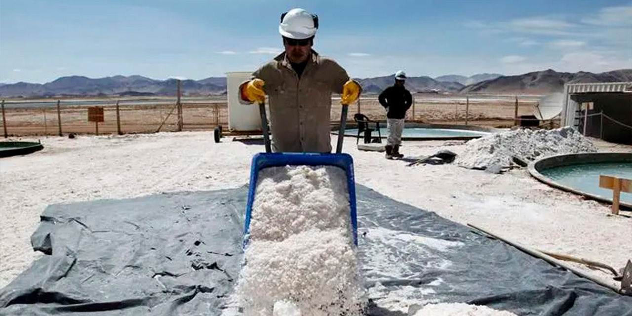 Trabajos en el salar de Uyuni. Foto: Archivo