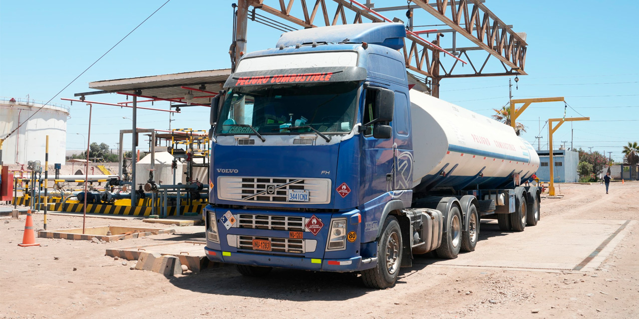 Una de las varias cisternas que son despachadas desde la terminal marítima Sica Sica en Arica, Chile. Foto: YPFB