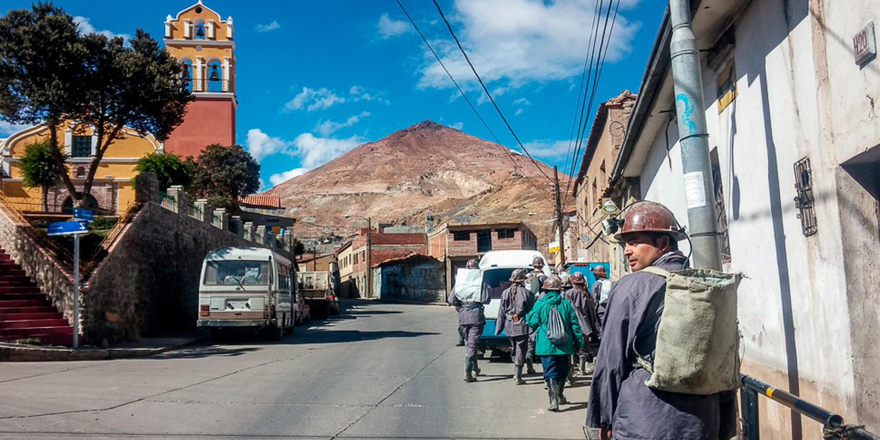 Un grupo de mineros en Potosí. Foto: RRSS