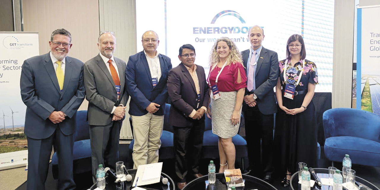 El director de la AETN, Eusebio Aruquipa (centro), junto a otros participantes del foro. | Foto: AETN