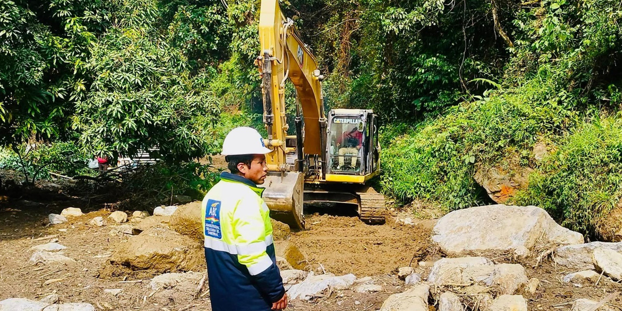 Un funcionario de la ABC junto a maquinaria pesada realiza labores preventivas. Foto: Facebook Lucho Arce