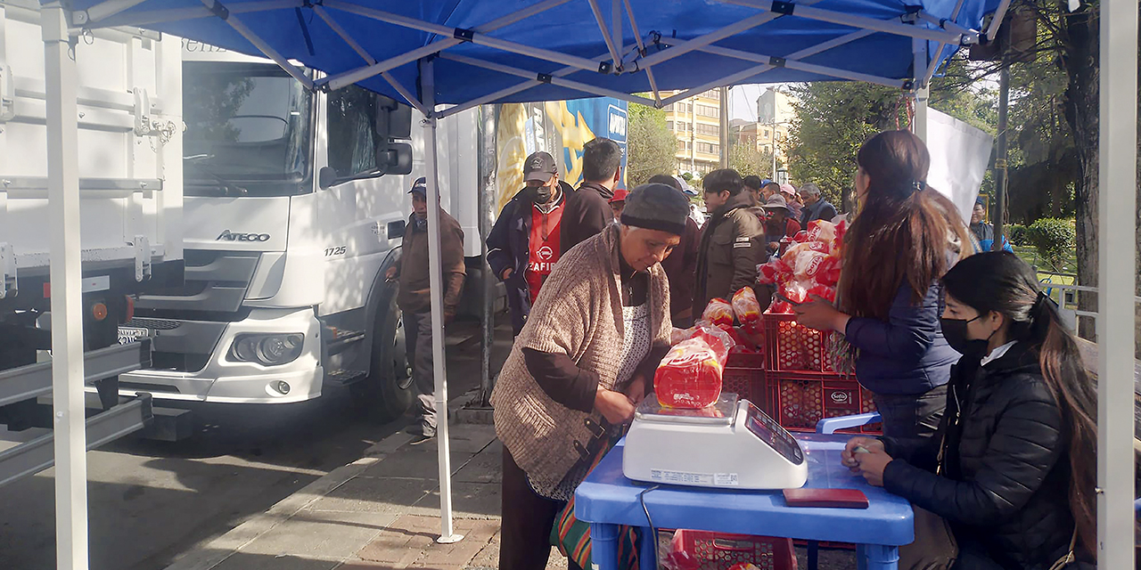 Los puestos de venta móviles de Emapa se apoderaron de las principales plazas. 