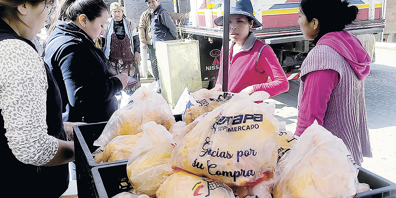 El kilo de la carne de pollo que comercializa Emapa tiene un costo de Bs  16,50.  | Foto: APG