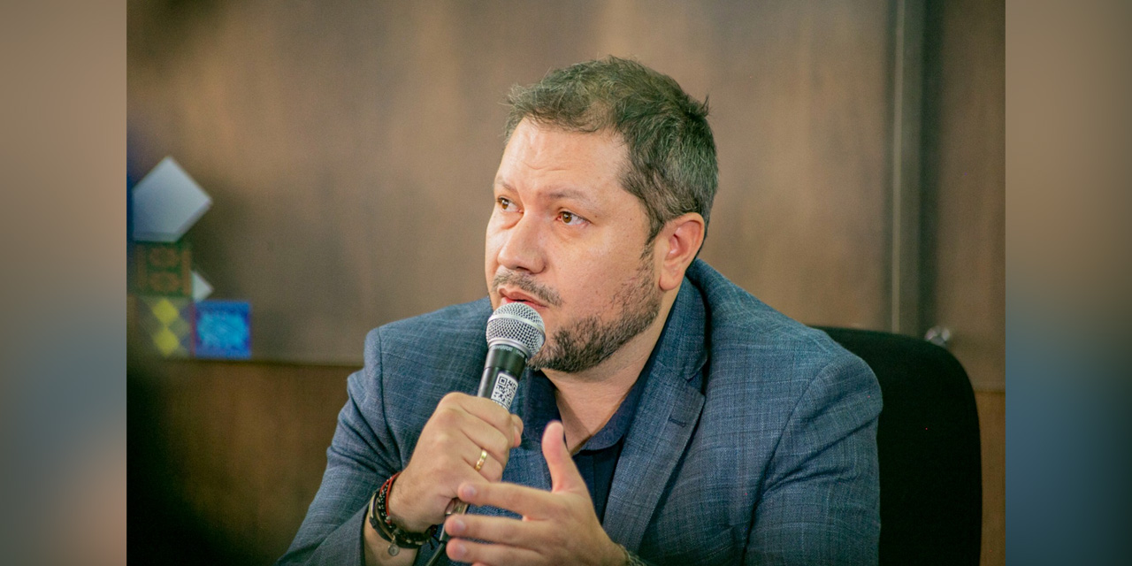 El ministro de Hidrocarburos y Energías, Alejandro Gallardo, en conferencia de prensa.