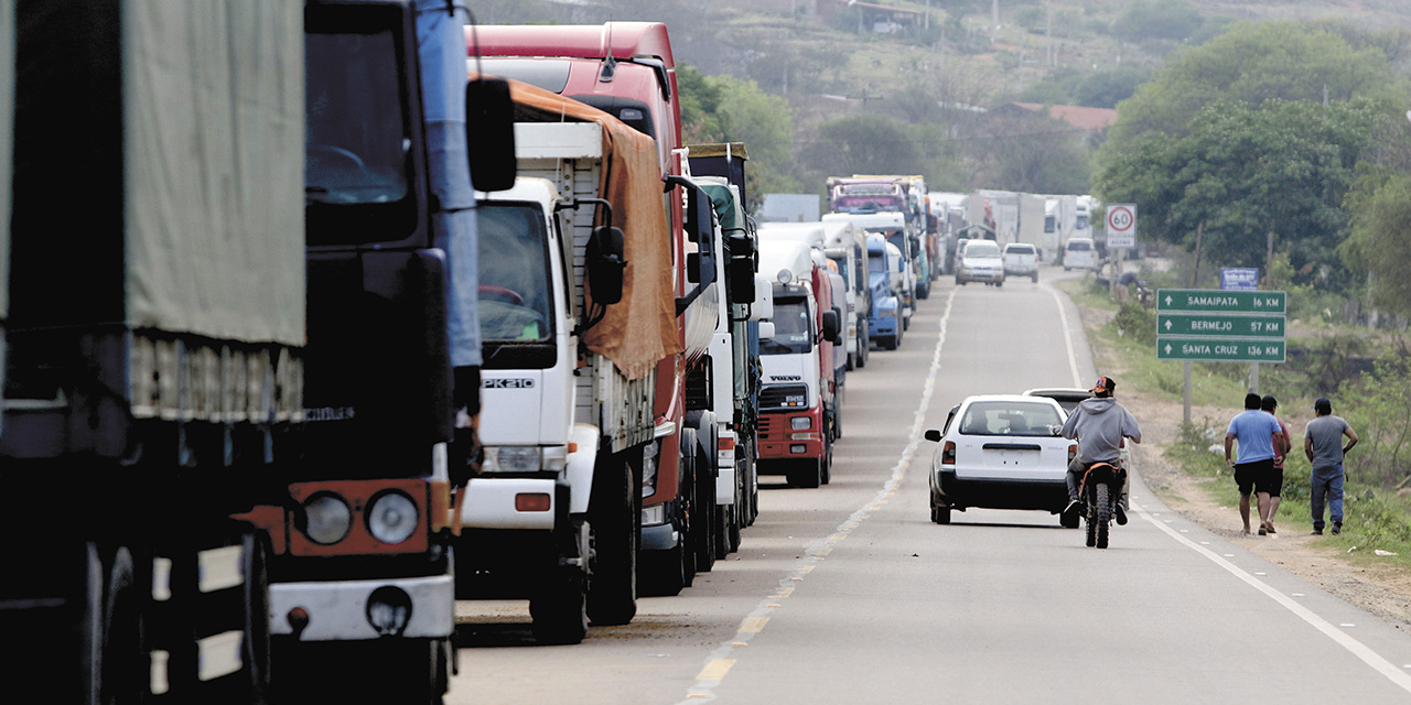 Una hilera de motorizados parados en uno de los puntos de bloqueo .