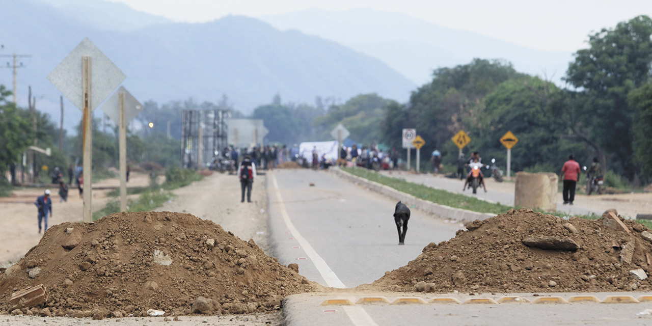 Uno de los puntos de bloqueo con piedras sobre la carretera. | Foto: RRSS