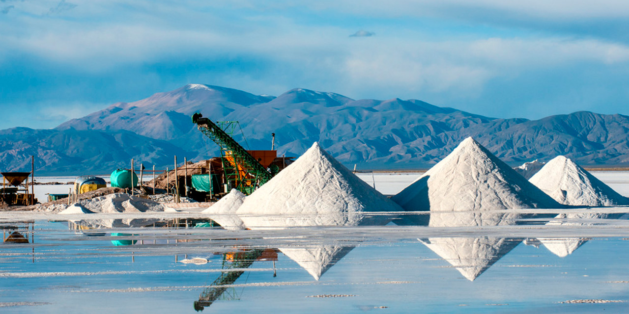 Trabajos que realiza personal de YLB, en el salar de Uyuni. Foto: Yandex