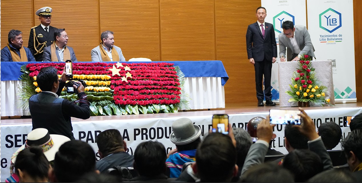 Firma de contrato de servicios para la producción de Carbonato de Litio entre Yacimientos de Litio Boliviano y Hong Kong CBC. Foto Jorge Mamani.