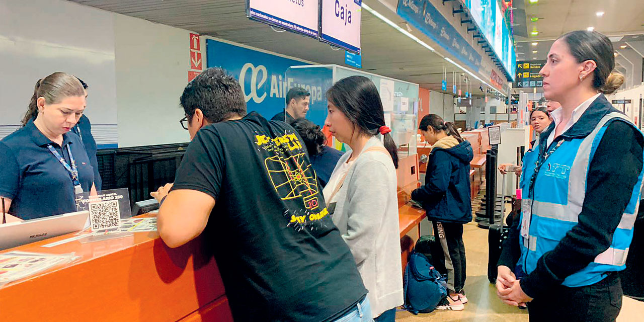 Pasajeros afectados por un vuelo son atendidos por la aerolínea. Foto: ATT