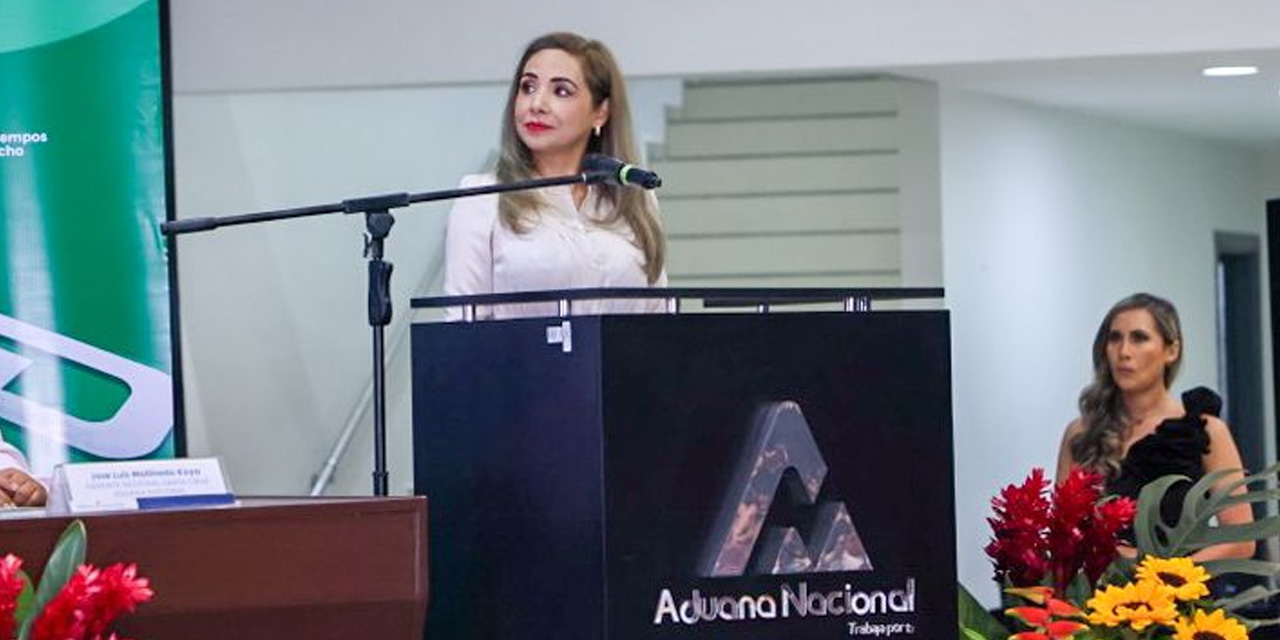 La presidenta de la Aduana, Karina Serrudo, en conferencia de prensa. Foto: AN.