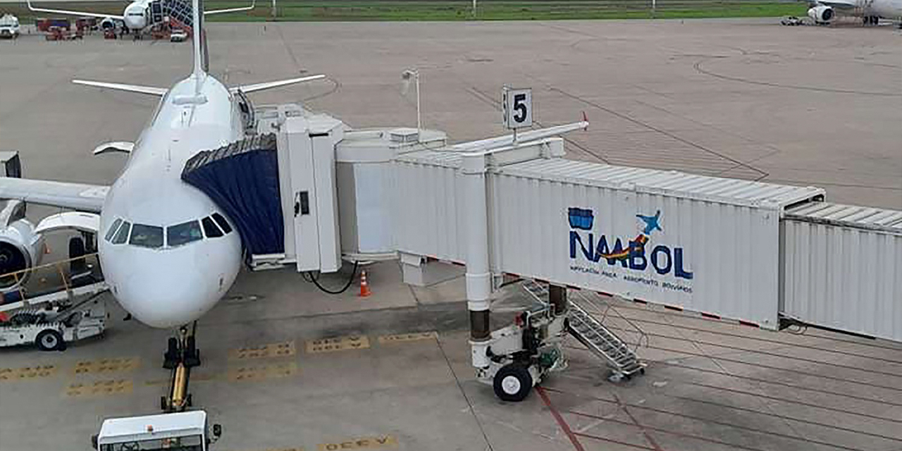 Un avión en la pista del aeropuerto de Viru Viru, en Santa Cruz. Foto: Archivo