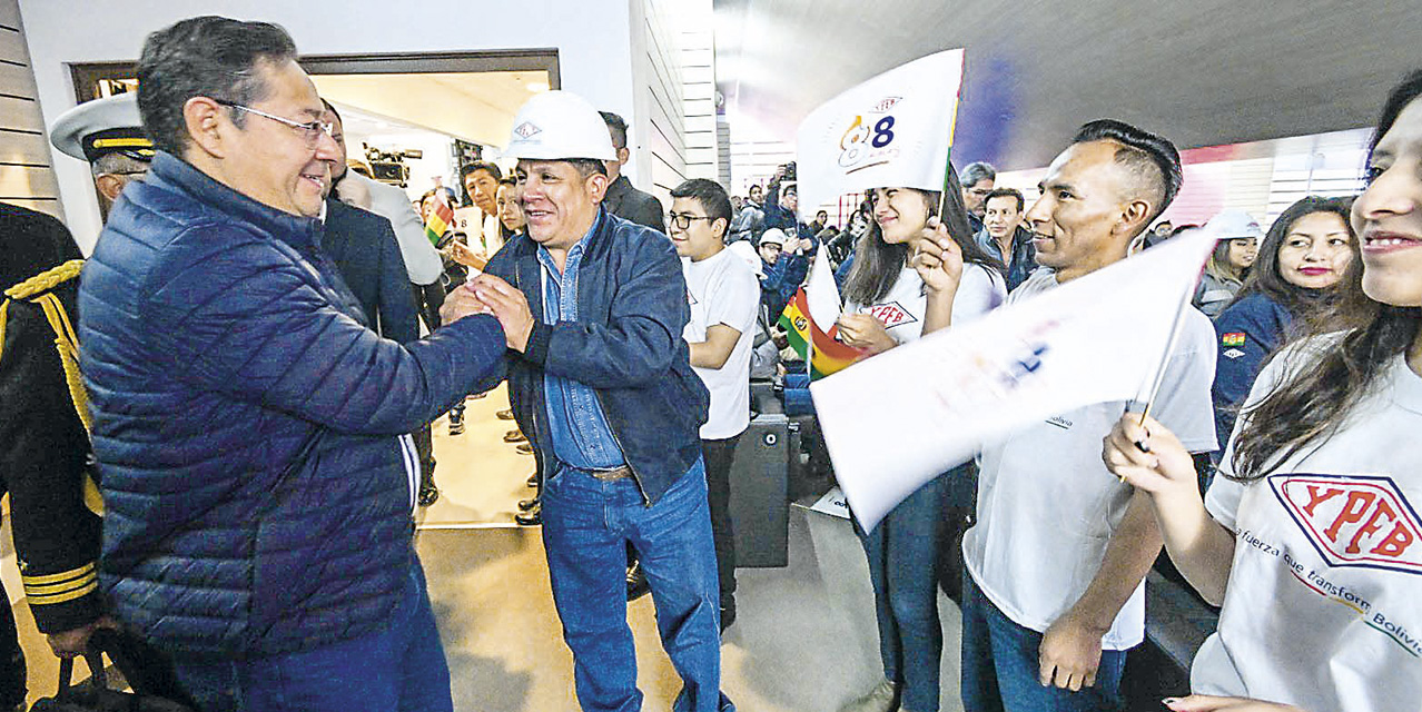 El presidente Luis Arce junto a los trabajadores de la empresa estatal YPFB. 