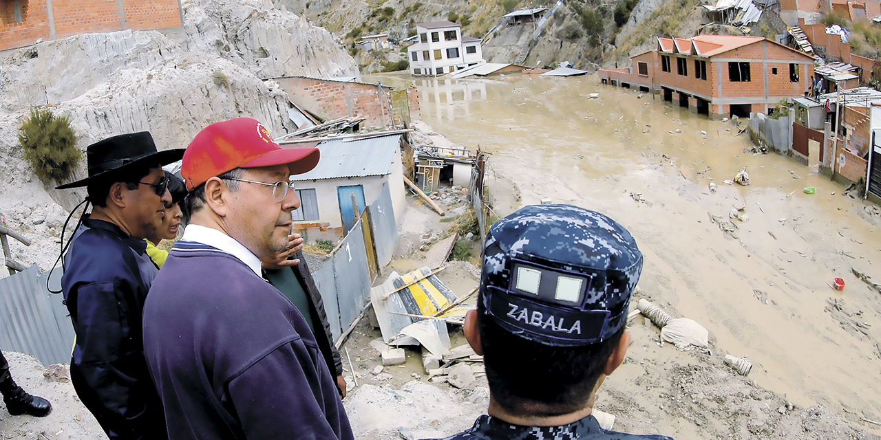 El presidente Luis Arce durante su visita a la zona paceña.