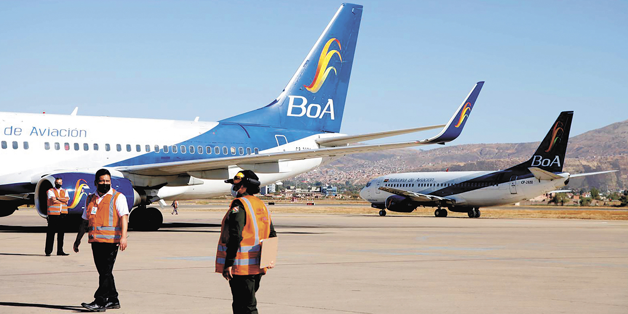 Aviones de la aerolínea estatal BoA, en una pista de aterrizaje.