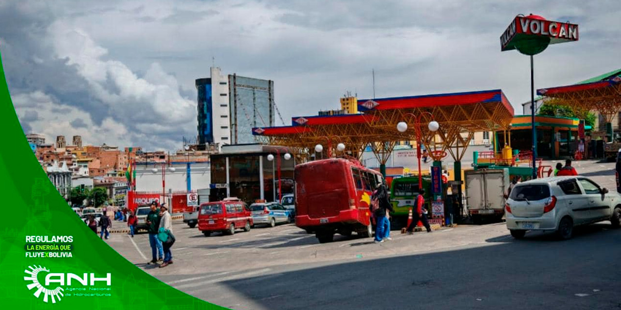 La estación de servicio Volcán sin filas de vehículos en la ciudad de La Paz. Foto: ANH