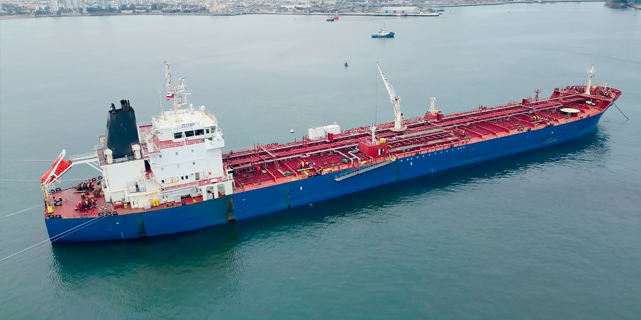 Uno de los buques petroleros de alto tonelaje que arribó hasta el puerto de Arica para descargar combustibles para el país.