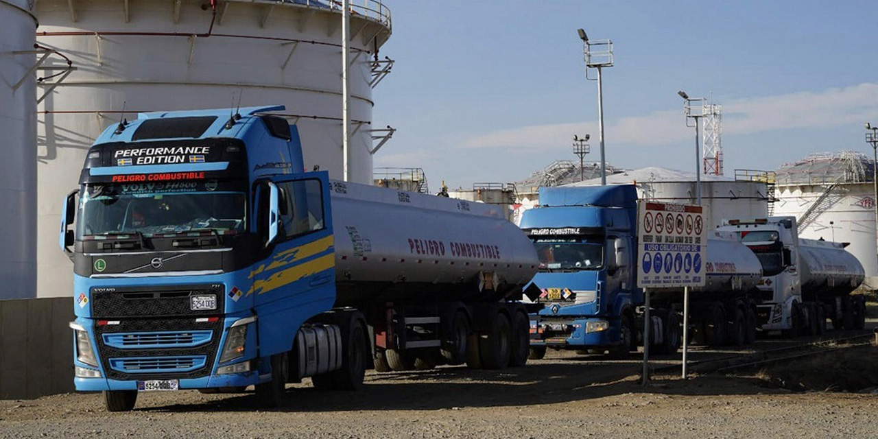 Camiones cisterna transportan combustibles de importación. Foto: YPFB