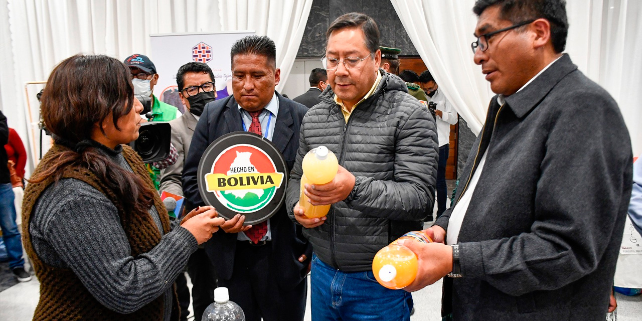 El presidente Luis Arce en una de las exposiciones de productos nacionales. Foto: Archivo