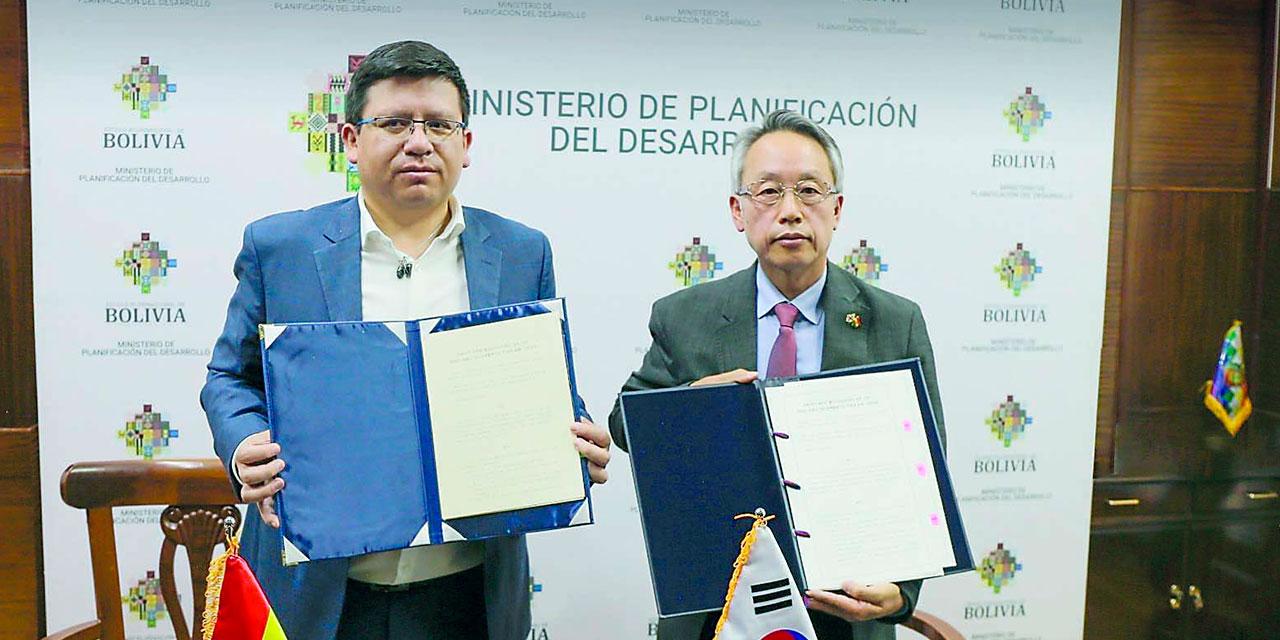 El ministro Sergio Cusicanqui (izq.) junto al embajador de Corea, Lee Jang. Foto:  MPD