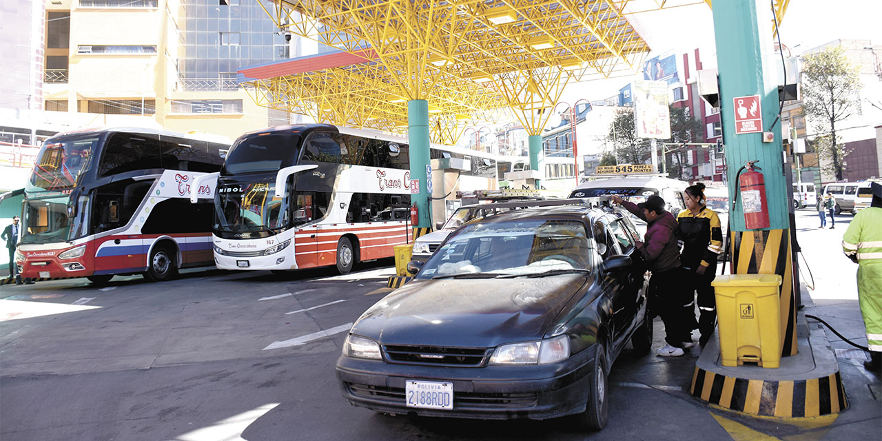 Una estación de servicio que comercializa combustibles en La Paz.