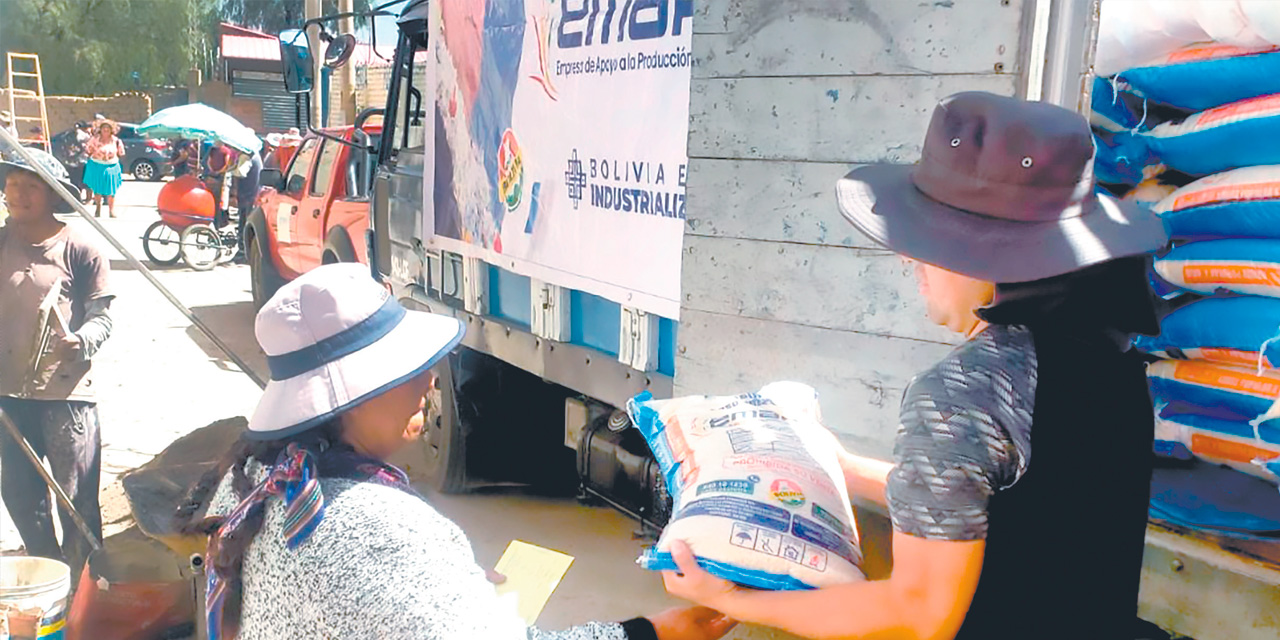 Los vecinos de Thaqra reciben los productos de Emapa. Foto: Emapa