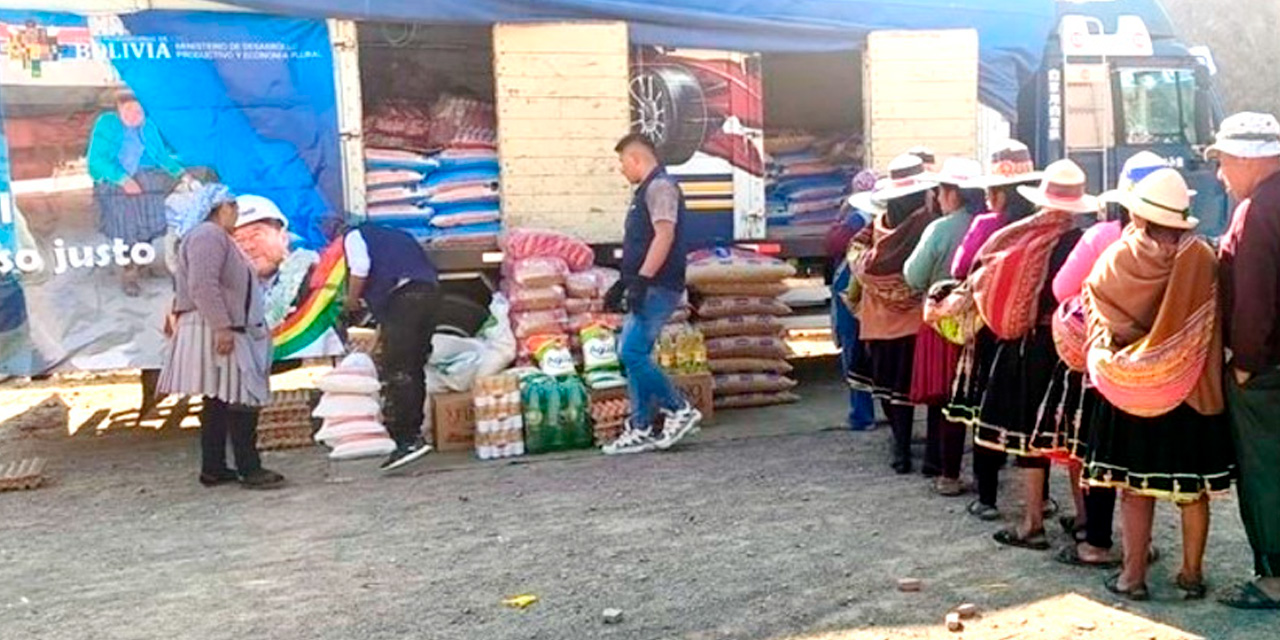 Los camiones de Emapa llegan hasta los barrios más alejados del país. Foto: EMAPA