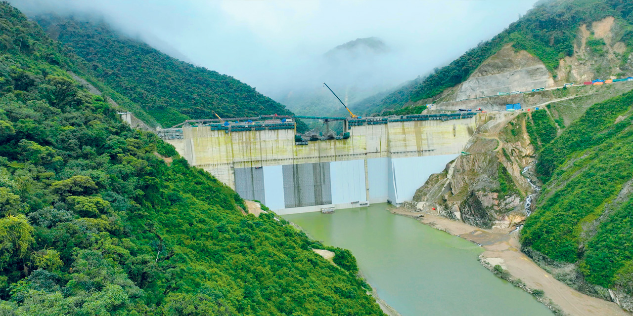 La presa Sehuencas, con sus 125 metros de altura, se constituye en la más grande del país. Foto: ENDE