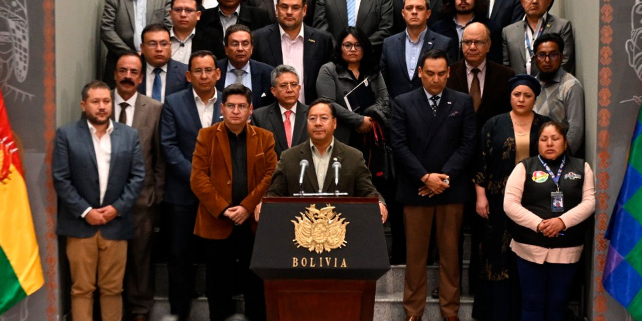 Empresarios y autoridades del Gobierno, a la conclusión del diálogo nacional. Foto: Presidencia