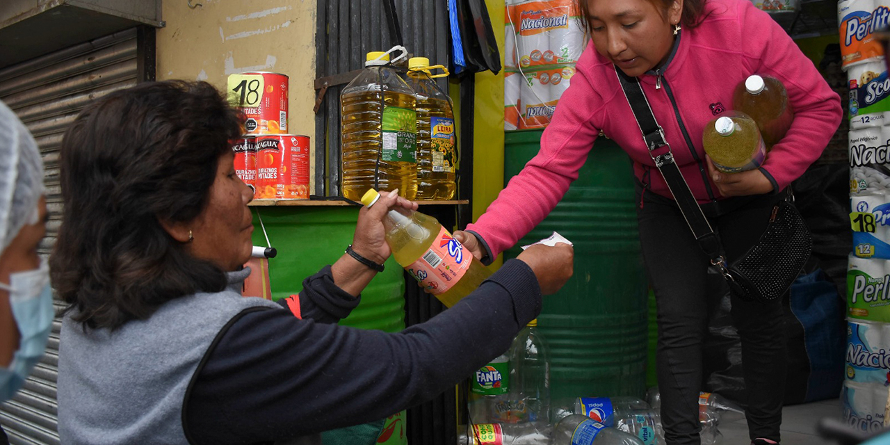 Los verificativos muestran que se estabilizaron los precios del aceite en algunos mercados. Foto: APG