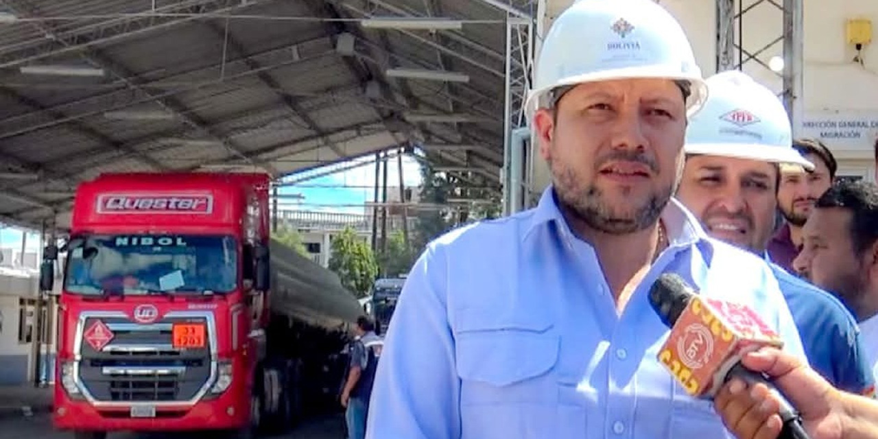 El ministro de Hidrocarburos y Energías, Alejando Gallardo, en uno de los operativos de distribución de combustibles. Foto: Archivo MHyE