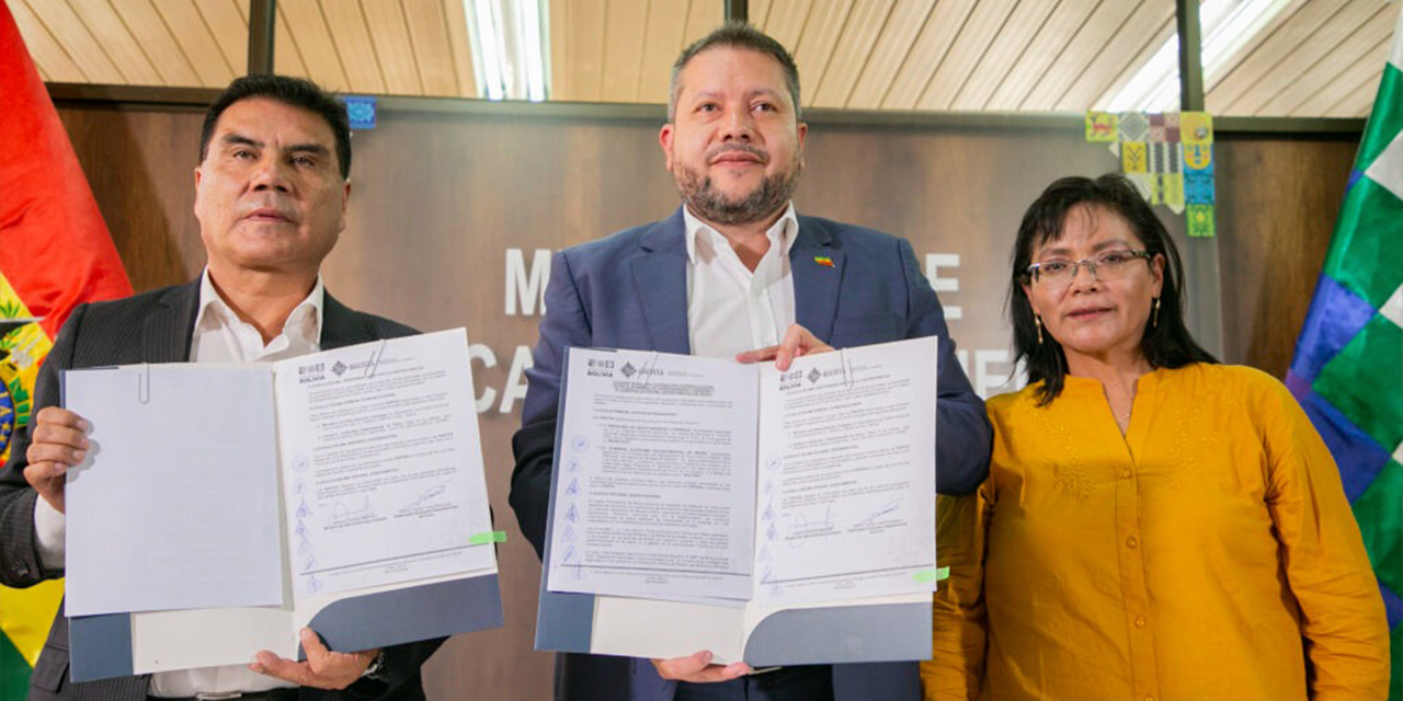 El ministro de Hidrocarburos, Alejandro Gallardo (centro), luego de la firma del convenio. Foto:  MHE