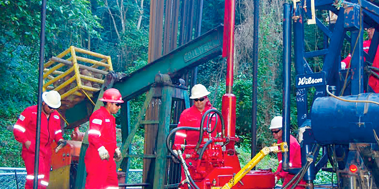 Trabajadores petroleros en actividades de exploración de un pozo hidrocarburífero. Foto: ARCHIVO