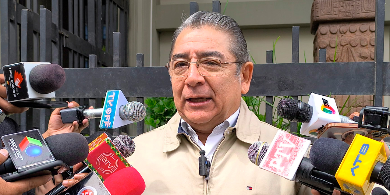 El gerente del IBCE, Gary Rodríguez, en conferencia de prensa, en La Paz. Foto: IBCE.