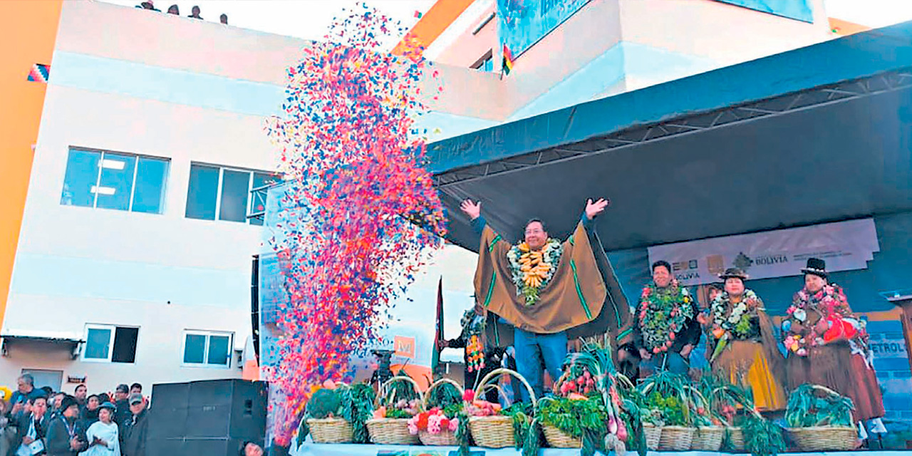 El presidente Luis Arce y autoridades nacionales durante el acto de entrega de la obra. Foto: Presidencia